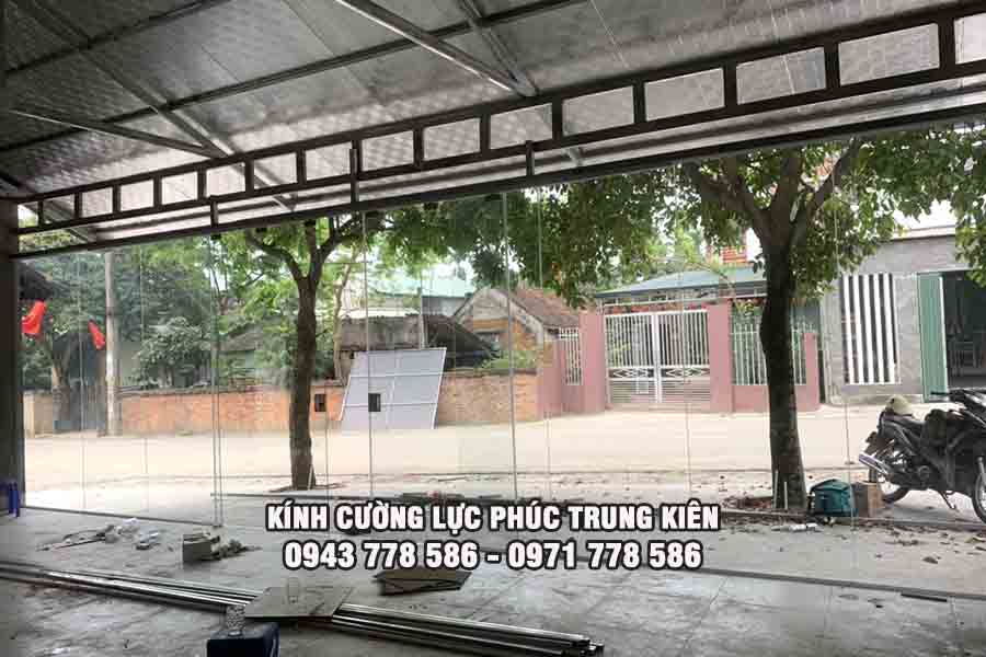kính cường lực có tự nổ không